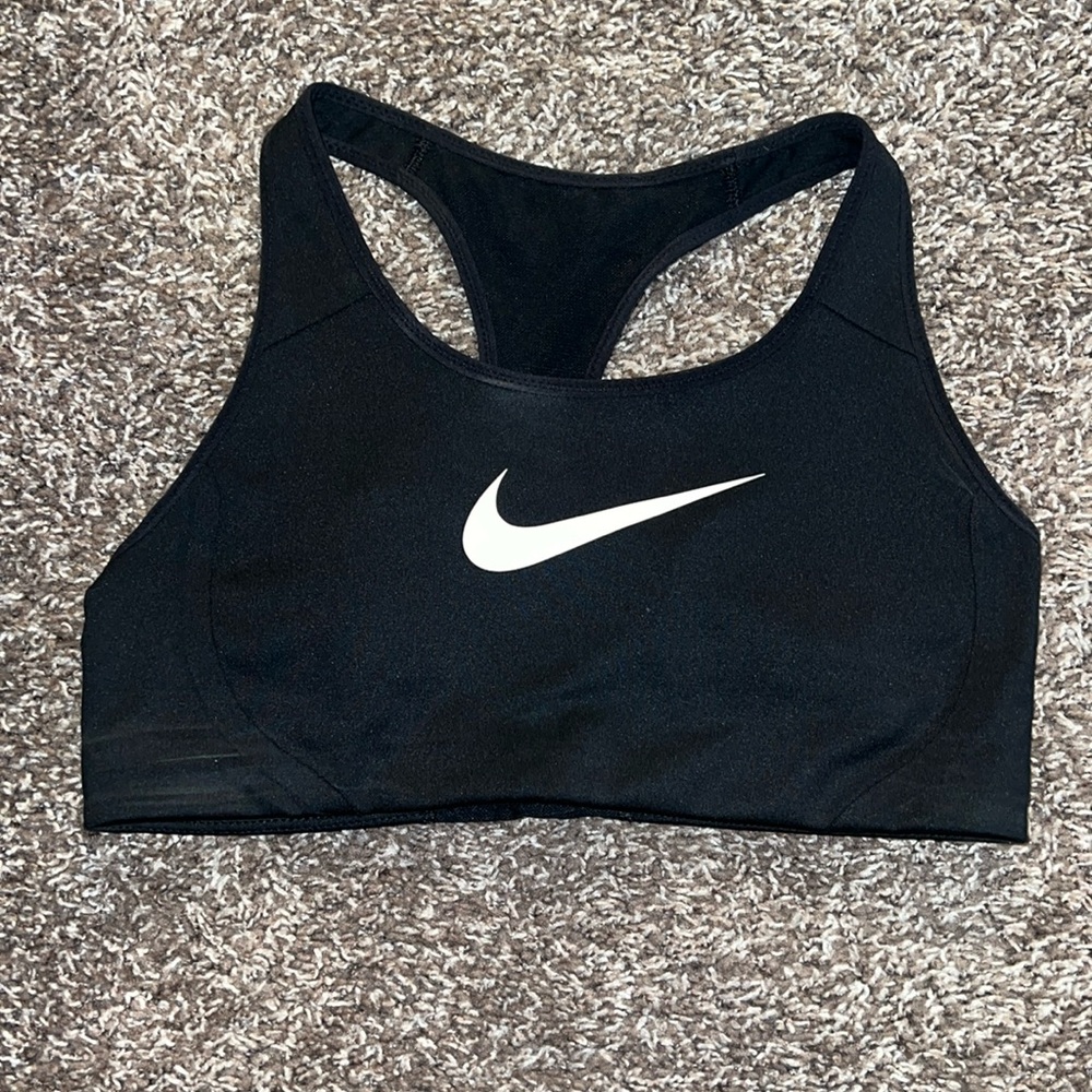 Nike Women’s racerback sports bra. Size M